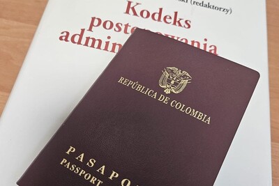 na kodeksie postępowania administracyjnego leży paszport obywatelki kolumbii