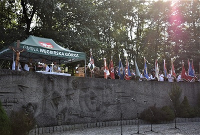 Węgierska Górka, odbywa się msza święta polowa. Stoją poczty sztandarowe. Czterech księży koncelebruje eucharystię.