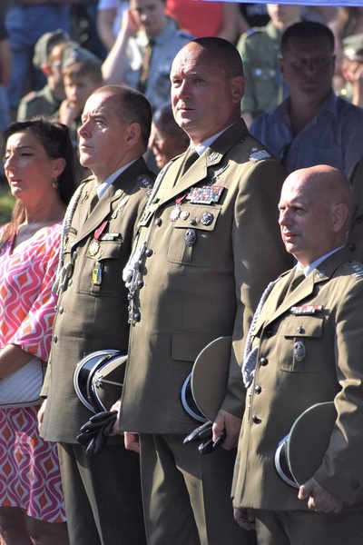 Uczestnicy uroczystości w  Węgierskiej górce stoją pod namiot prezydialnym. Wśród nich generał brygady sg Adam Jopek