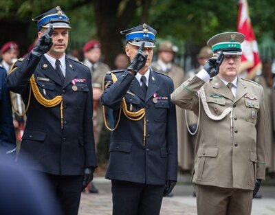 Komendanci poszczególnych służb mundurowych takich jak straż graniczna, straż pożarna, policja, oddają honor pod pomnikiem podczas uroczystości związanych z wybuchem II wojny światowej.