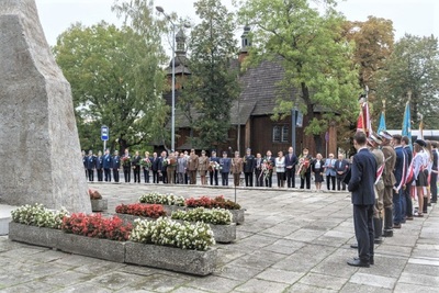 na zdjęciu widoczni zaproszeni goście oraz uczestnicy zebrani przed pomnikiem podczas uroczystości związanych z wybuchem II wojny światowej.