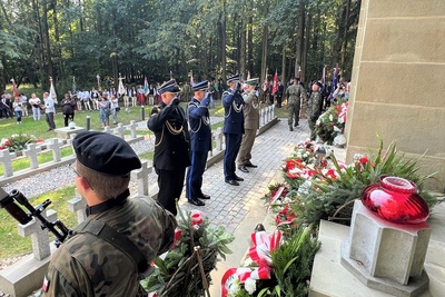 przed pomnikiem poświęconym poległym żołnierzom oddają honor przedstawiciele straży granicznej, policji oraz straży pożarnej.