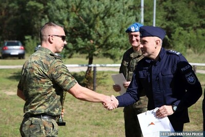 policjant gratuluje funkcjonariuszowi który zajął 2 miejsce