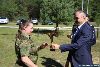 przedstwiciel wojewody gratuluje funkcjonariuszce wyniku