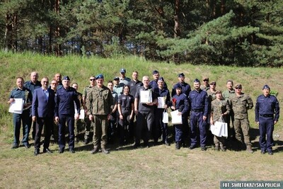 grupa wszystkich uczestników stoi do pamiątkowego zdjęcia