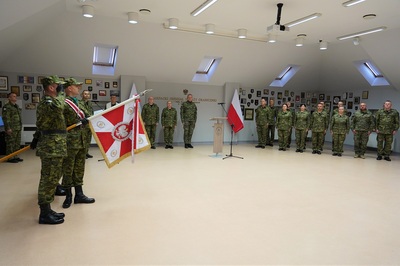 wprowadzony został Sztandar Karpackiego Oddziału Straży Granicznej. w tle komendanta wraz z zastępcami i kadra kierownicza oddziału. widoczne również flagi białoczerwone.