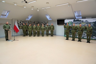 nowo przyjęci funkcjonariusze straży granicznej składają ślubowanie przed sztandarem oddziału. ślubowanie odbiera komendant oddziału. obecna jest kadra kierownicza oddziału.