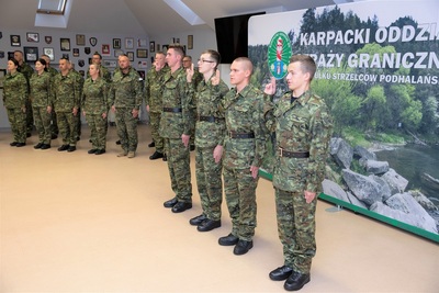 nowo przyjęci funkcjonariusze składają ślubowanie.