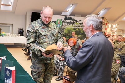 "Książka, która wyruszyła na wojnę" wróciła do koszar przy ul. 1 Pułku Strzelców Podhalańskich po 85 latach