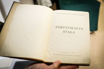 "Książka, która wyruszyła na wojnę" wróciła do koszar przy ul. 1 Pułku Strzelców Podhalańskich po 85 latach