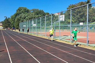 funkcjonariusze zaliczają Test Coopera. biegają na bieżni sportowej. na sobie mają strój do wykonywania ćwiczeń.