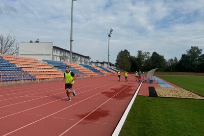 funkcjonariusze straży granicznej zaliczają Test Coopera. biegają na bieżni sportowej. na sobie mają strój do wykonywania ćwiczeń.