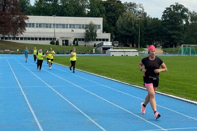 funkcjonariusze straży granicznej zaliczają Test Coopera. biegają na bieżni sportowej. na sobie mają strój do wykonywania ćwiczeń.