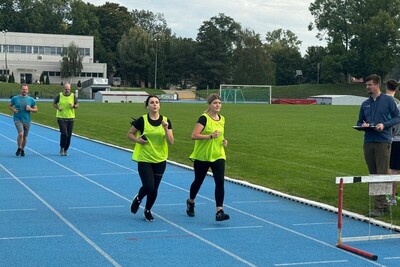 funkcjonariusze straży granicznej zaliczają Test Coopera. biegają na bieżni sportowej. na sobie mają strój do wykonywania ćwiczeń.