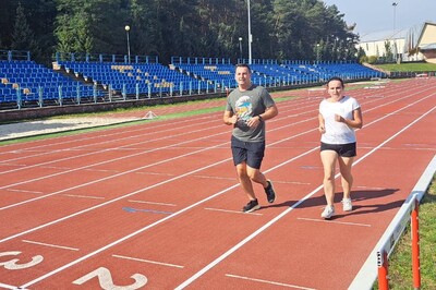 funkcjonariusze straży granicznej zaliczają Test Coopera. biegają na bieżni sportowej. na sobie mają strój do wykonywania ćwiczeń.