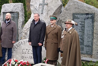 Przed pomnikiem w kwaterze legionowej stoją uczestnicy uroczystości