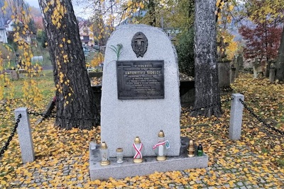 obelisk upamiętniający antoniego sidełko