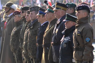 na zdjęciu widoczni są przedstawiciele poszczególnych służb mundurowych którzy będą składać meldunek dowódcy uroczystości podczas uroczystości z okazji Święta Niepodległości. Wydarzenie odbywa się na zewnątrz.