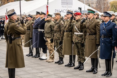 na zdjęciu widoczny na pierwszym planie dowódca uroczystości który przyjmuje meldunki od poszczególnych służb mundurowych. drugi od prawej meldunek składa funkcjonariusz straży granicznej.