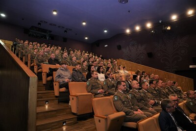 sala kina, na zdjęciu widoczni funkcjonariusze straży granicznej jak również osoby cywilne, które zasiadły podczas projekcji filmu no generale Kruszewskim.