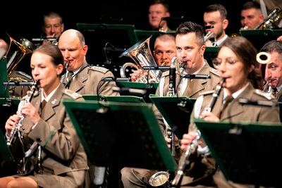 na zdjęciu widoczni muzycy orkiestry reprezentacyjnej straży granicznej wykonujący jeden z utworów podczas koncertu.