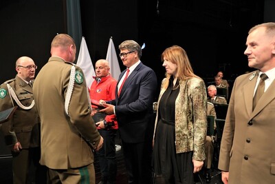 Komendant na scenie wyróżnia Odznaką Karpackiego Oddziału SG : Dyrektor Izby Administracji Skarbowej w Krakowie, Naczelnik Grupy Krynickiej GOPR, Leśny Zakład Doświadczalny w Krynicy Zdroju, Szkołę Podstawową nr 14 im. Karpackiego Oddziału Straży Granicznej w Nowym Sączu oraz 2 pracowników KaOSG. Wyróżnieni odbierają odznaki.