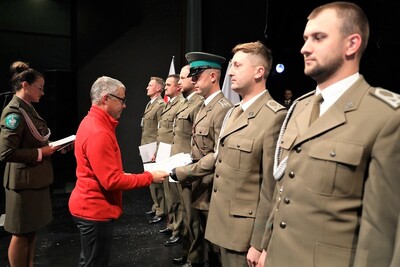 Na scenie uroczyste wręczenie certyfikatów ukończenia szkolenia przeprowadzonego przez Grupę Krynicką GOPR szkoleń I stopnia z zakresu poszukiwań osób zaginionych oraz I stopnia z zakresu technik linowych i ewakuacji w terenie trudnodostępnym dla strażników granicznych.