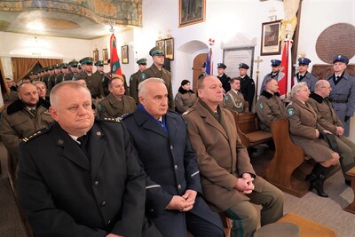 wnętrze kościoła w tropiu. uczestnicy mszy siedzą w ławkach, w pierwszej ławce od lewej komendant psp w nowym sączu, komendant komendy miejskiej policji w nowym sączu oraz komendant karpackiego oddziału straży granicznej w  w nowym sączu. między ławkami stoi kompania reprezentacyjna sg, po bokach poczty sztandarowe policji, służby więziennej państwowej straży pożarnej i gopru