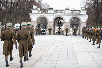 na zdjęciu widoczna zmiana warty honorowej przed grobem nieznanego żołnierza. czterech funkcjonariuszy straży granicznej podchodzą krokiem defiladowym pod pomnik celem dokonania zmiany warty honorowej.