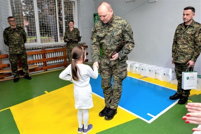 Generał wręcza nagrodę jednej laureatce konkursu