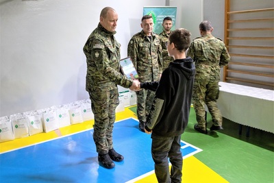 generał wręcza nagrodę jednemu z laureatów konkursu