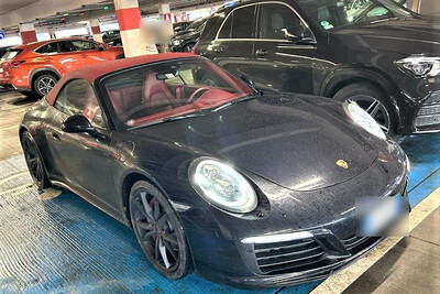 Jedno z pięter parkingu poziomowego. Jednego z odzyskanych luksusowych samochodów marki Porsche - widok z przodu.