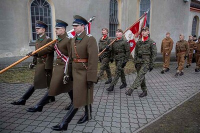 Poczet sztandarowy KaOSG maszeruje na uroczystości pogrzebowe Andrzeja Urbańca/ fot. 2 Korpus Polski