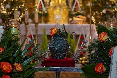 Urna z prochami śp. Andrzeja Urbańca, w tle ołtarz w kościele/ fot. 2. Korpus Polski