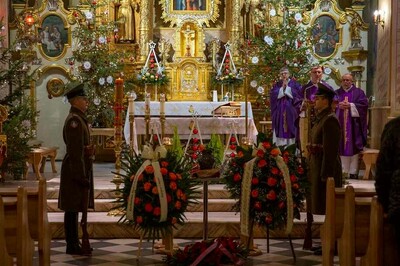 Urna z prochami Andrzeja Urbańca w asyście honorowej funkcjonariuszy KaOSG w mundurach KOP. W tle ołtarz i trzech kapłanów koncelebrujących mszę świętą pogrzebową/ fot. 2. Korpus Polski