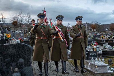 Poczet sztandarowy kaOSG idzie przez cmentarna alejkę. fot. 2. Korpus Polski