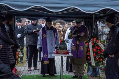 Kapelan kaosg przemawia na cmentarzu nad urną śp. Andrzeja Urbańca. Obok stoją uczestnicy pogrzebu, ksiądz z lokalnej parafii i grabarze/ fot. 2 Korpus Polski