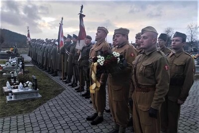 Cmentarz w łącku, poczty sztandarowe oraz przedstawiciele stowarzyszenia rekonstrukcji historycznych - 1 psp ak stoją w szeregu