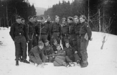 Styczeń 1945 r. - Drużyna z 1. Kompanii I batalionu 1 PSP AK pod Mogielnicą w Beskidzie Wyspowym. Drugi z prawej stoi Andrzej Urbaniec. Fot. ze zbiorów A. Urbańca