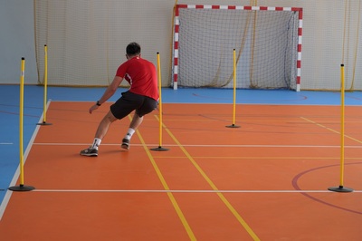 kandydat wykonuje ćwiczenie podczas egzaminu ze sprawności fizycznej. egzamin odbywa się w hali sportowej karpackiego oddziału straży granicznej.