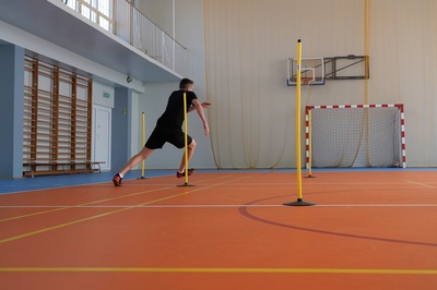 kandydat wykonuje ćwiczenie podczas egzaminu ze sprawności fizycznej. egzamin odbywa się w hali sportowej karpackiego oddziału straży granicznej.