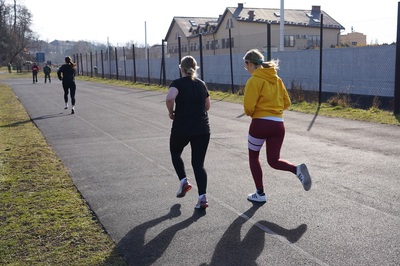 kandydatki wykonują bieg podczas egzaminu ze sprawności fizycznej. egzamin odbywa się w na bieżni sportowej na zewnątrz.