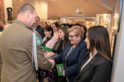 komendant kaosg wręcza listy gratulacyjne wyróżnionym pracownikom.