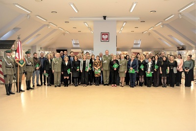 Zdjęcie grupowe uczestników uroczystości ze sztandarem oddziału i komendantem oraz zastępcami.