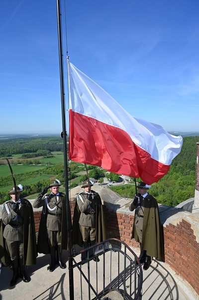 poczet flagowy straży granicznej oddaje honor fladze Polski na baszcie zamkowej