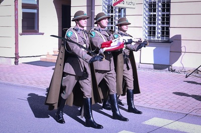 poczet flagowy niosący flagę polski