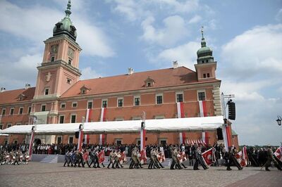 Uroczystości uchwalenia Konstytucji 3 maja z udziałem funkcjonariuszy Karpackiego Oddziału SG   fot. warszawa.eska.pl