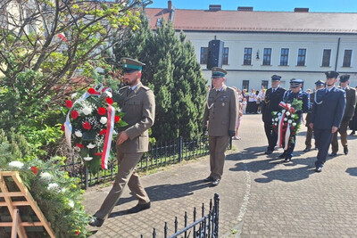 Uroczystości uchwalenia Konstytucji 3 maja z udziałem funkcjonariuszy Karpackiego Oddziału SG  fot. sadeczanin.info
