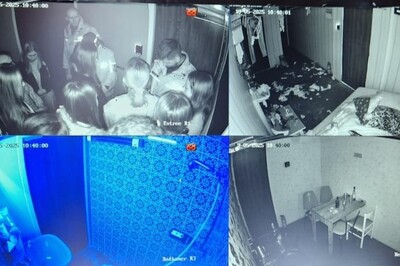Cztery obrazy widoczne na monitorze przedstawiające pomieszczenia. Młodzież bierze udział w grze escape room.