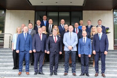 Na zdjęciu widać grupę ludzi stojących na schodach przed budynkiem in pozujących do zdjęcia